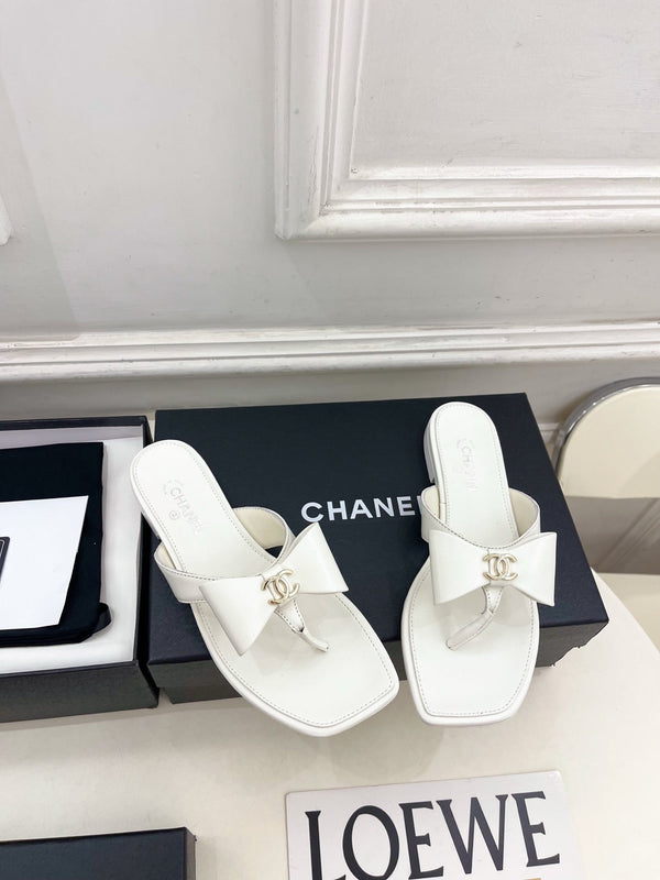 CC Bow Thong Flat Sandals White Leather 891770
