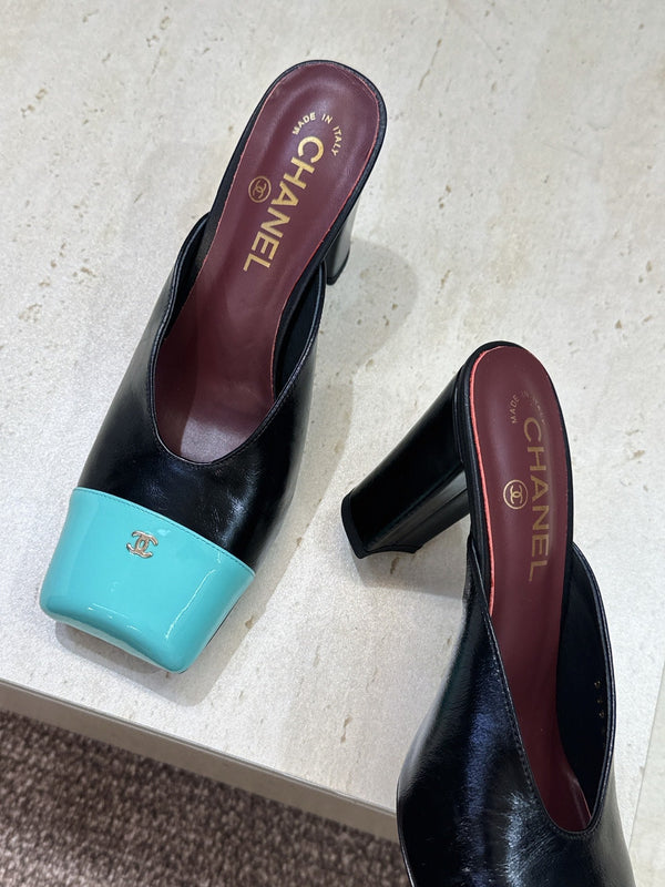 CC Cap Toe Mules 90mm Black Teal Patent Leather  896855
