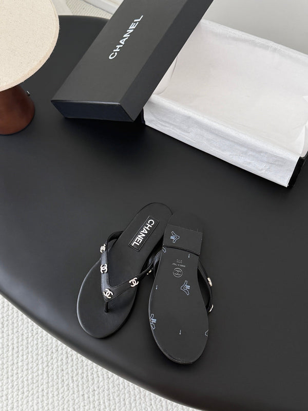 CC Crystal Logo Thong Sandals Black Leather 915115
