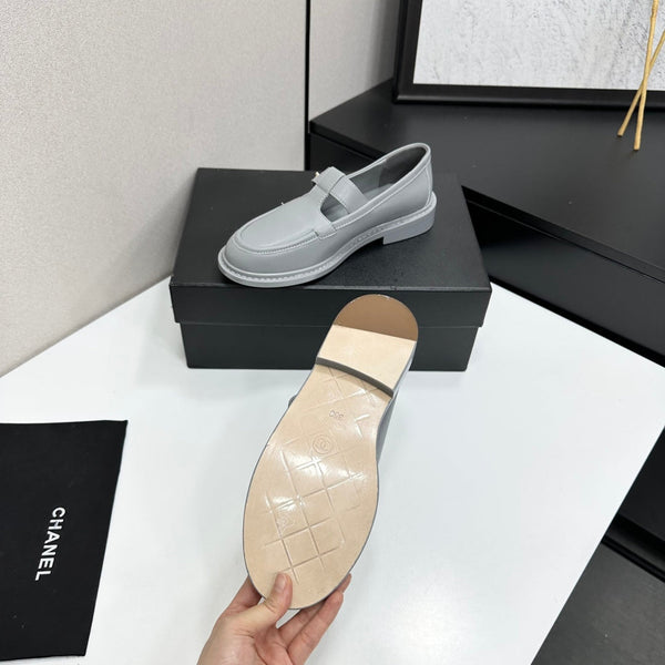 CC Turn-Lock CC T-Strap Loafers Gray Leather 944554