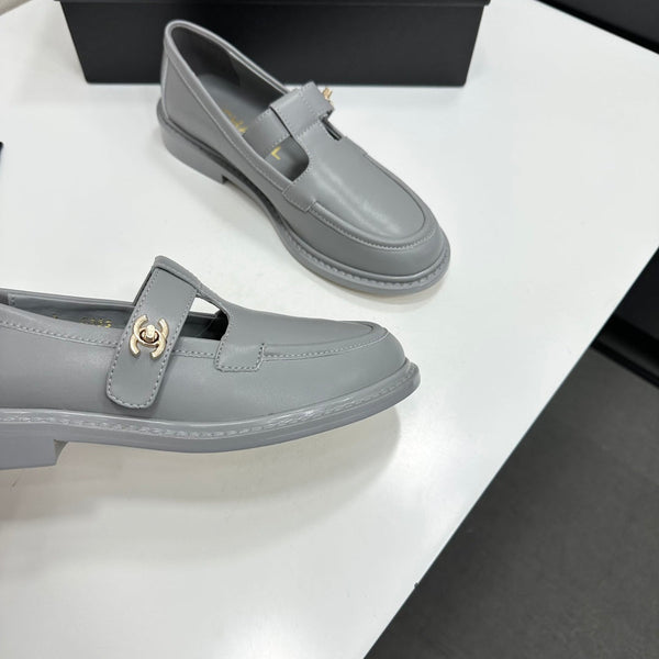 CC Turn-Lock CC T-Strap Loafers Gray Leather 944554