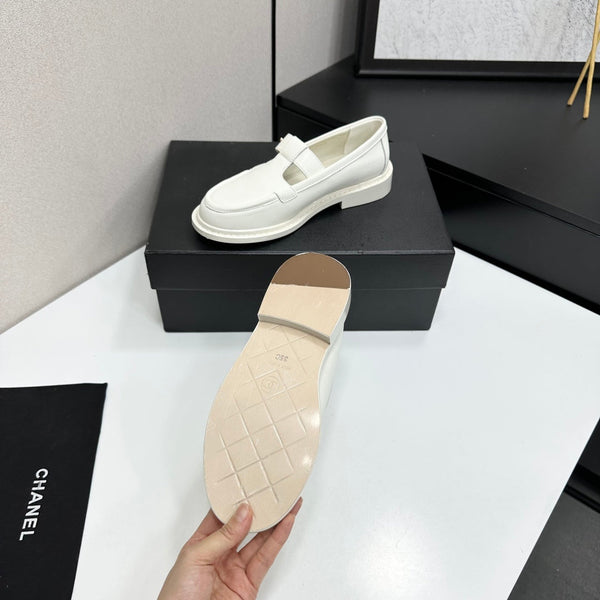 CC Turn-Lock CC T-Strap Loafers Ivory Leather 944553