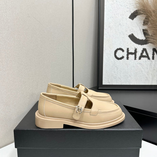 CC Turn-Lock CC T-Strap Loafers Beige Leather 944551