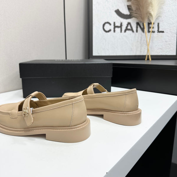 CC Turn-Lock CC T-Strap Loafers Beige Leather 944551