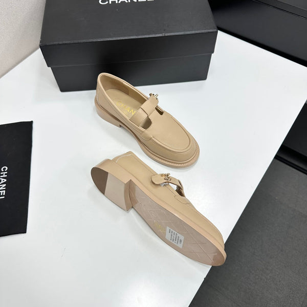 CC Turn-Lock CC T-Strap Loafers Beige Leather 944551