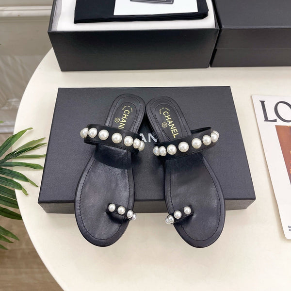 CC Pearl Double C Thong Sandals Black Leather 947066
