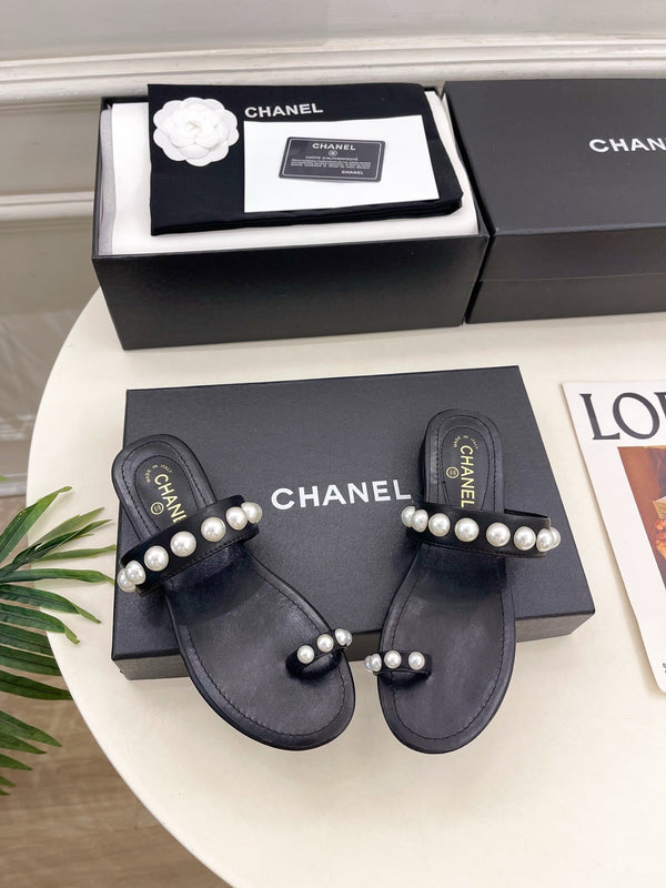 CC Pearl Double C Thong Sandals Black Leather 947066