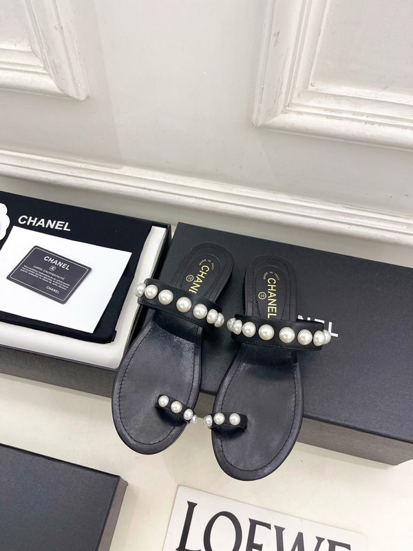 CC Pearl Double C Thong Sandals Black Leather 947066