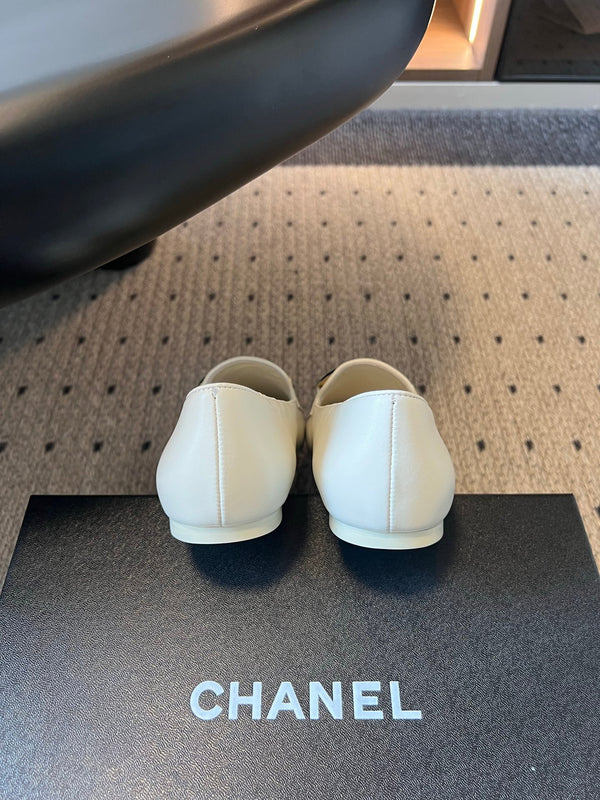 CC Logo Loafers White Leather 984401