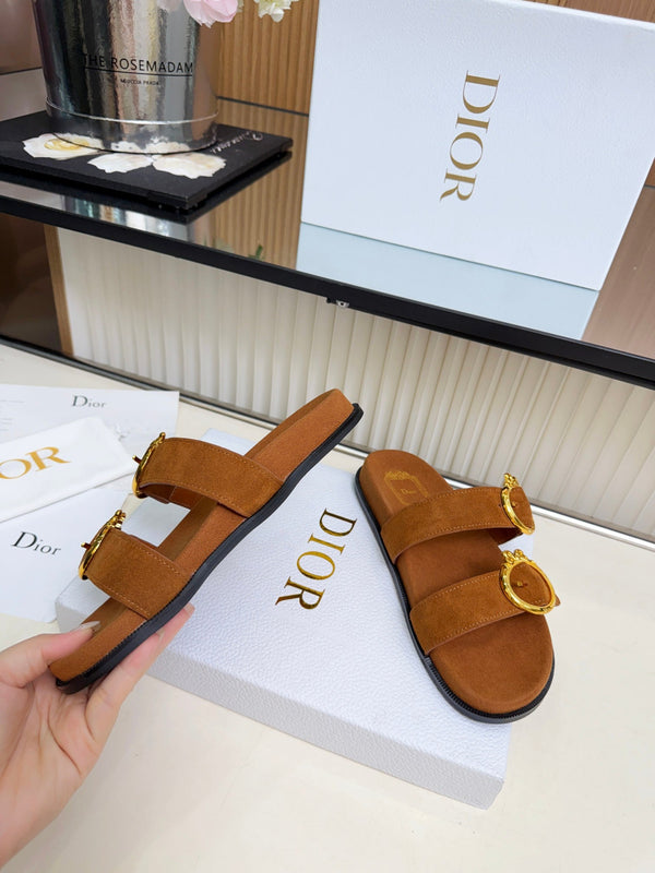 CD Médaillon Buckle Slide Cognac Brown Suede 987055