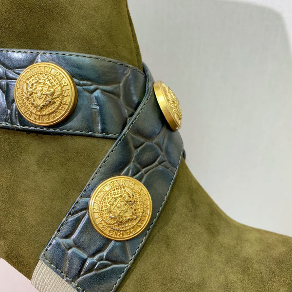 BM 26S Pointed-Toe Boots 10.5cm Gold Logo Buttons Dark Olive Green Suede & Embossed Leather 111351