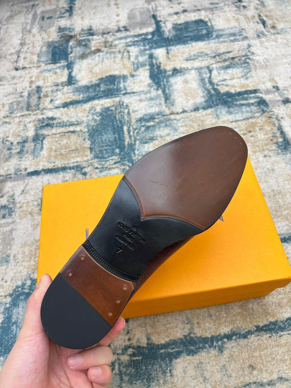 LV LACE-UP SHOES IN BLACK CALFSKIN