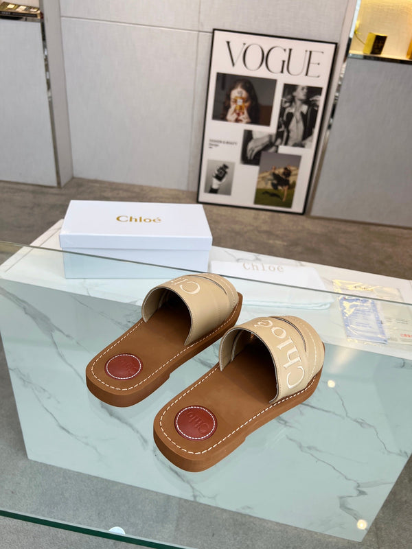 CHLOÉ WOODY MULE IN TUSCAN BEIGE LAMBSKIN WITH EMBROIDERED LOGO