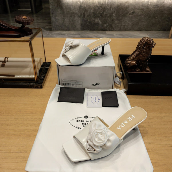 Prad 26s Open Toe Mules 45mm In White Patent Calfskin With Rosette