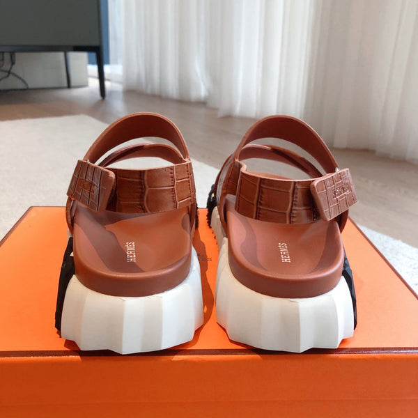 HM ELECTRIC CROCODILE MOTIF SANDAL CIDER CALFSKIN