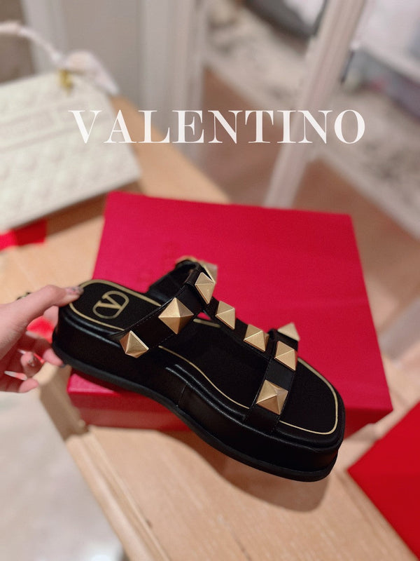 ROCKSTUD PLATFORM SANDALS MULE IN BLACK CALFSKIN