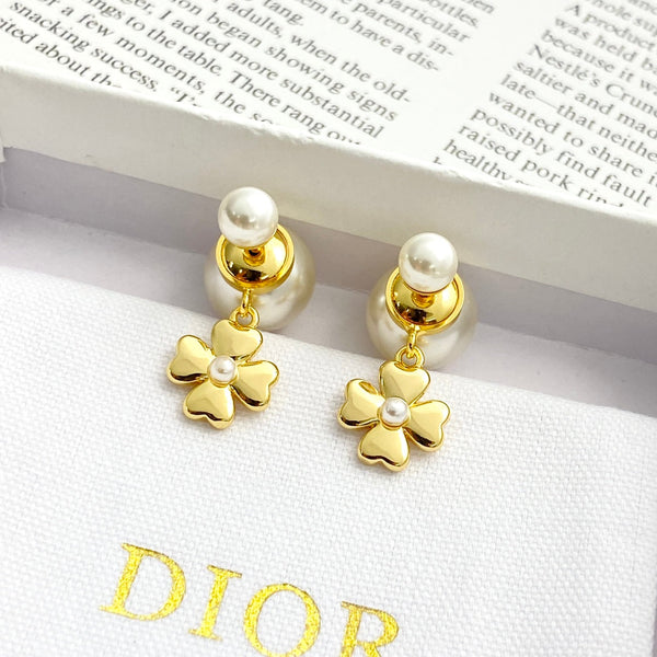 CD 26S Pearl Flower Drop Stud Earrings In Gold Tone Metal 629842