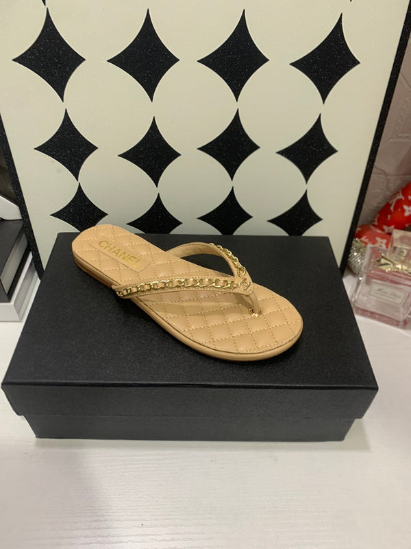 CC 26s Thong With Chain Beige Sheepskin 684867