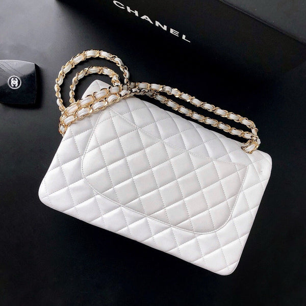 CLASSIC FLAP 30 WHITE LAMBSKIN LIGHT GOLD HARDWARE