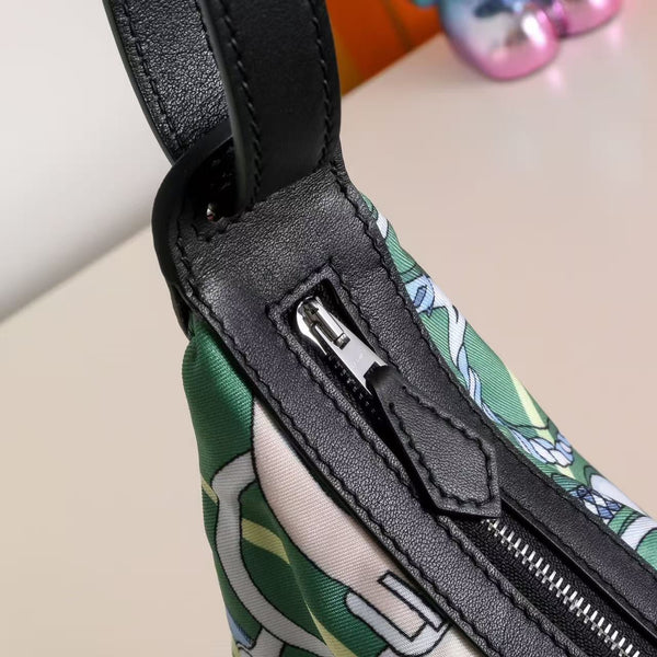 HM Sursoie To Go Pouch 22.5CM Green Swift Canvas