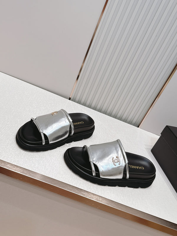 CC Flat Slip-on Sandals Sliver Glossy Leather 798340