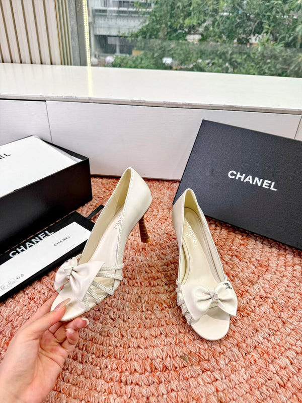 CC 26s Bow High Heels White Sheepskin 703676