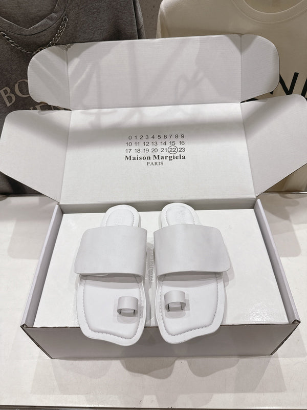 MM Flat Flip-Flops White Cowhide 896510