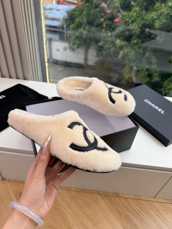 CC 26s Mules White Shearling 967544