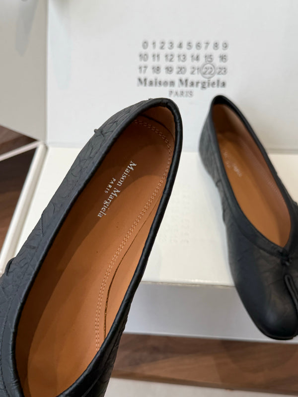 MM Split Toe Flat Heel Black Textured Leather 890029