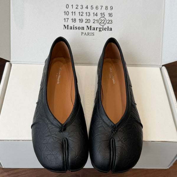 MM Split Toe Flat Heel Black Textured Leather 890029