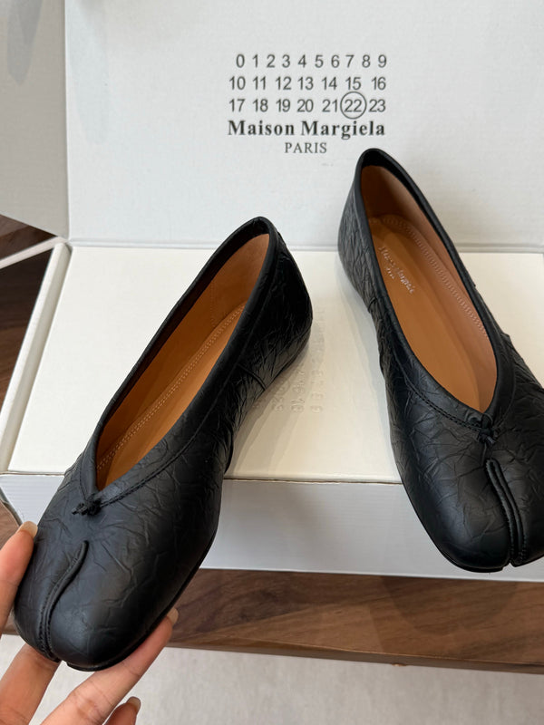 MM Split Toe Flat Heel Black Textured Leather 890029