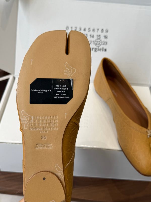 MM Split Toe Flat Heel Brown Textured Leather 890030