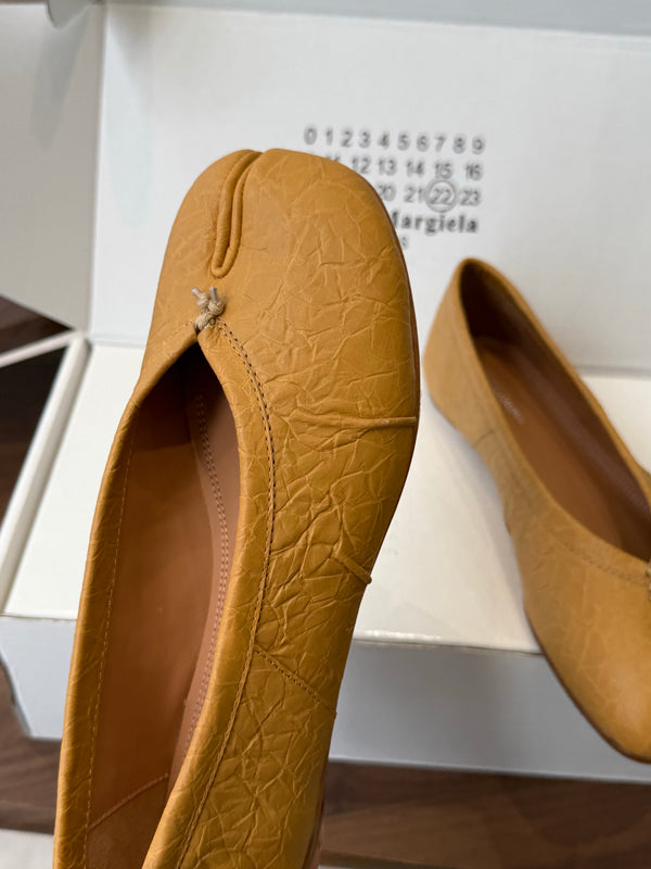MM Split Toe Flat Heel Brown Textured Leather 890030