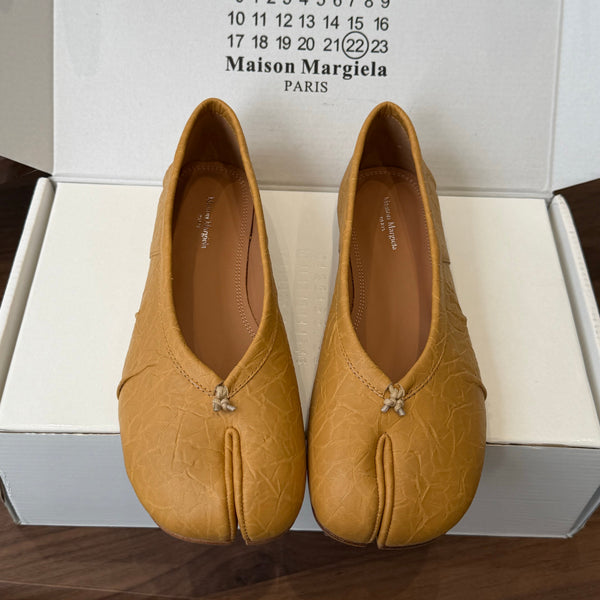MM Split Toe Flat Heel Brown Textured Leather 890030