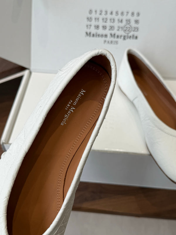 MM Split Toe Flat Heel White Textured Leather 890031