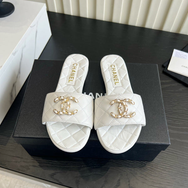 CC 26s Flat Sandals White Quited Leather 906220