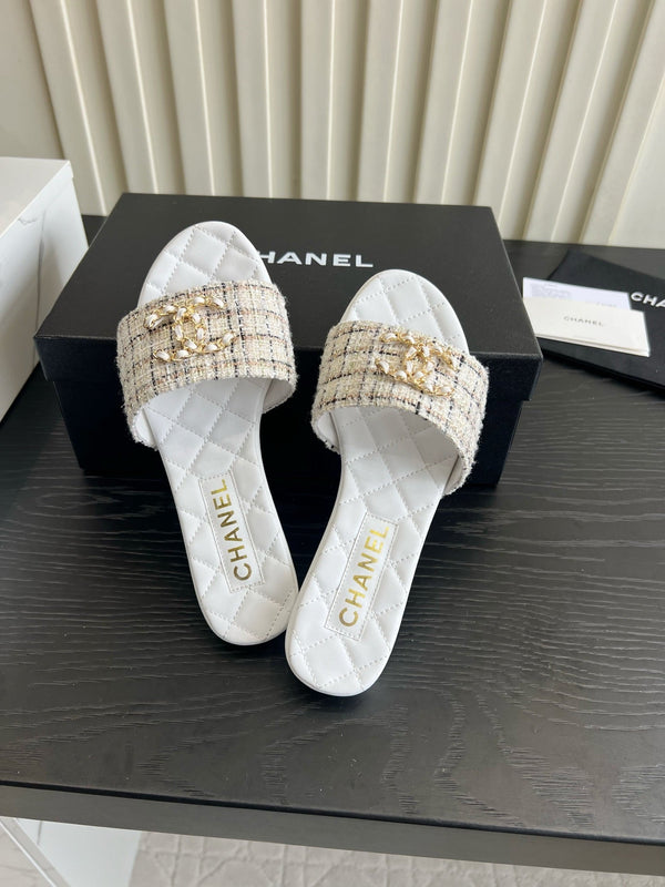 CC 26s Flat Sandals White Cream Quited Leather 906224