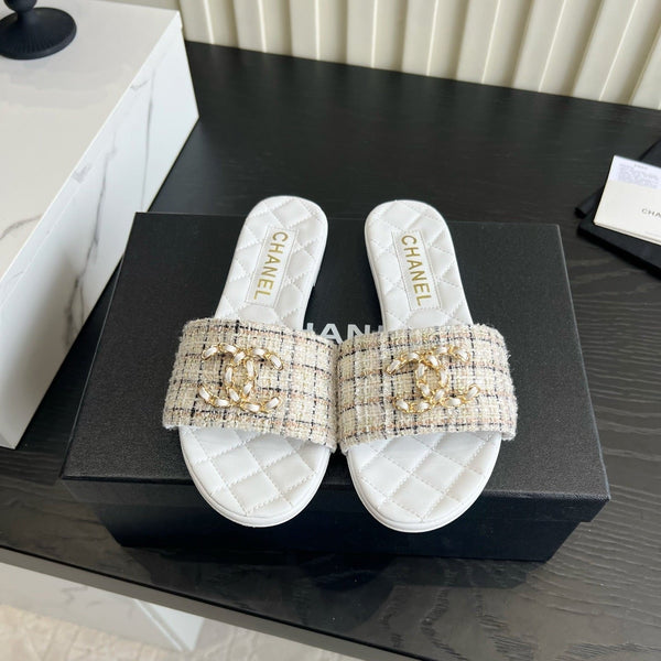 CC 26s Flat Sandals White Cream Quited Leather 906224