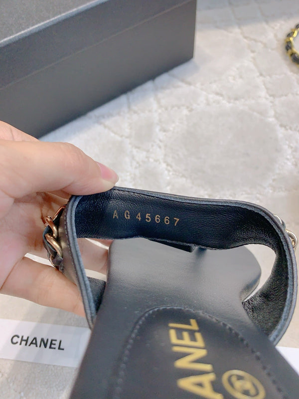 CC Thong Slippers In Black Lambskin Mix Chain