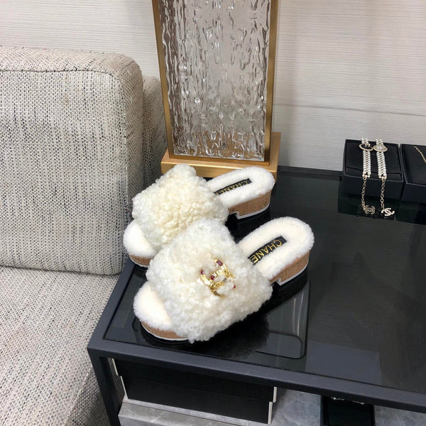 CC 26s Slides White Shearling 970124