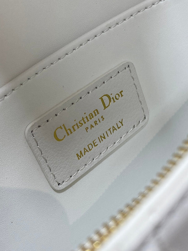 FLAP BAG 18 WHITE QUILTED ALLOVER CALFSKIN