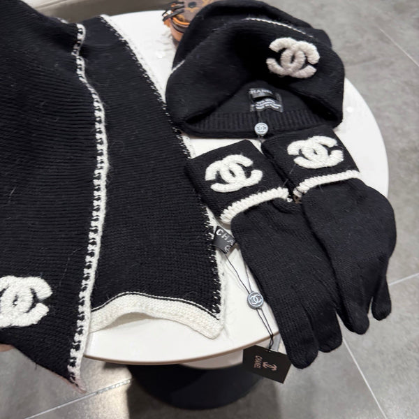 CC Hat Scarf Gloves Set White Black Kni470400