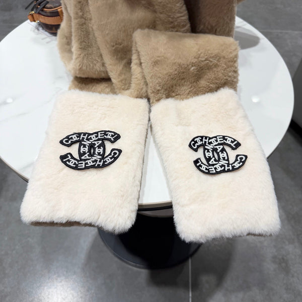 CC Hooded Scarf Gloves Brown Fur 477458