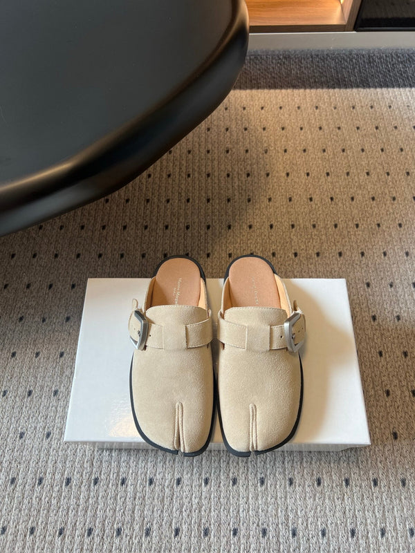 MM Tabi Buckle-Fastening Mules Beige Suede 803623
