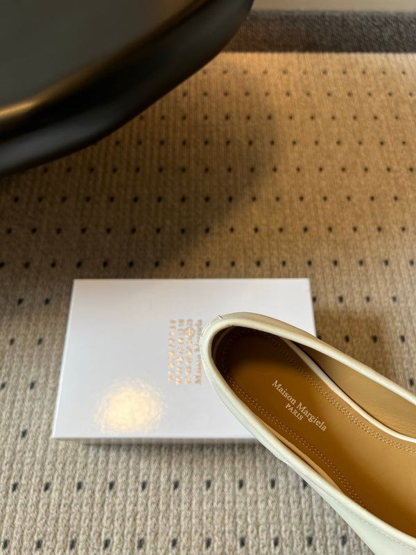 MM Tabi Shoes Flat Cream Patent Leather 828084