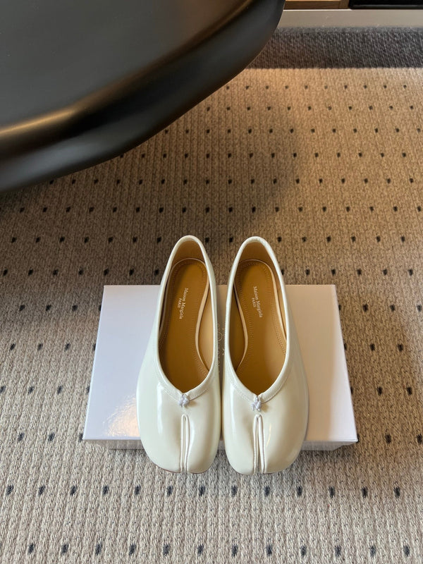 MM Tabi Shoes Flat Cream Patent Leather 828084