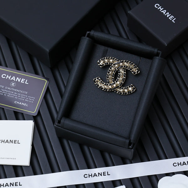 DOUBLE C BROOCH IN GOLD METAL WITH BLACK LEATHER THREADED CHAIN