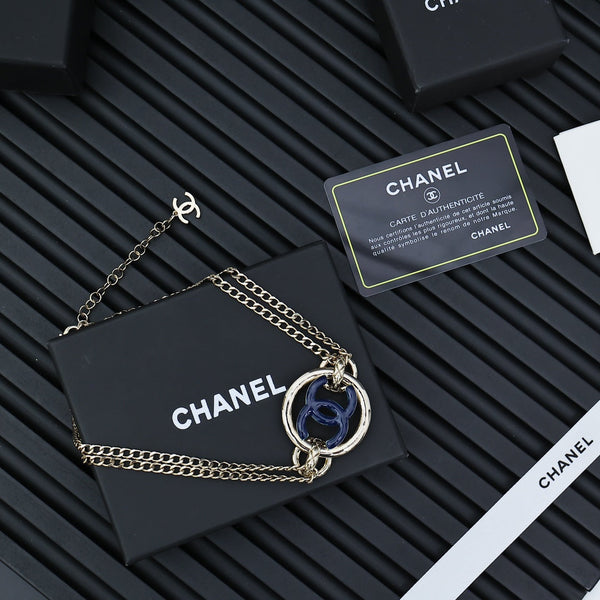 CHAIN CHOKER IN GOLD-PLATED METAL WITH ENAMEL COLORS AND ROUND LOGO PENDANT