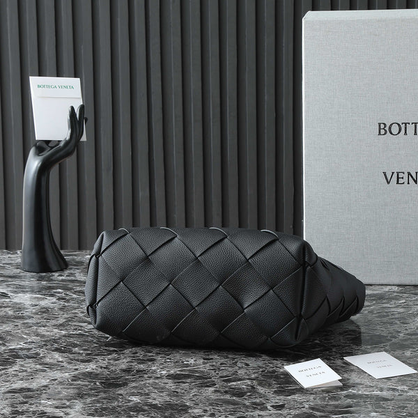 BV 25S DIAGO HOBO 39 IN BLACK GRAIN COWHIDE