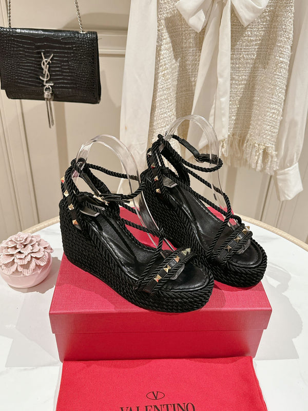 Rockstud Flatform Sandal 10mm In Black Calfskin And Nylon Rope  829393